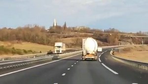[ Conduite dangereuse ] 📢 Sur l'autoroute #A20, les pointillés au milieu de la chaussée sont destinés à délimiter deux voies de circulation. En aucun cas, ils ne peuvent être utilisés pour faire un gymkhana avec une camionnette 🚐 à 130 km/h au milieu de la circulation..... ➡️ Identifié par les gendarmes 🚔 du peloton motorisé de #Souillac, le conducteur de ce véhicule a pu être contrôlé sur son lieu d'emploi par les gendarmes 👮‍♀️ de la brigade de #Figeac.... 👉 Notre engagement, votre sécuri