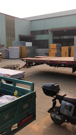 Daily of container house factory ! The material loading and unloading processes collided head-on #containerhouse #prefabhouse#factory #集装箱房