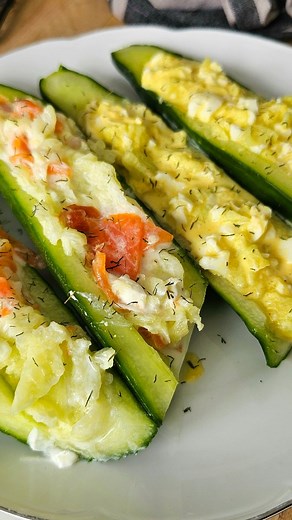 CONCOMBRE FARCI Une petite touche de frais pour un grand plaisir peu calorique 🙌🏻🥰☀️ RECETTE: • 1 concombre • 1 œuf dur • 2 mini St-Moret • 1Tr de saumon ou truite fumée • citron, sel, poivre, aneth Coupe ton concombre en deux et gratte-le en gardant bien sûr le concombre. Je l'ai divisé en 4 pour en faire 2 aux œufs et 2 aux saumons. Dans un, mélange l'œuf dur avec les assaisonnements, le St-Moret et du concombre farci. Dans l'autre, fais la même chose avec le saumon. Verse sur ton concombre