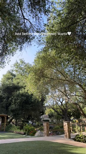 Guests arriving, quiet conversations, and an instrumental Señorita drifting through the Oak Meadows at Los Willows.😍 📍Los Willows Wedding Estate | Fallbrook, Ca #FallbrookWedding #SoCalWeddingVenue #OutdoorCeremony #WeddingCeremony #WeddingVenueInspo