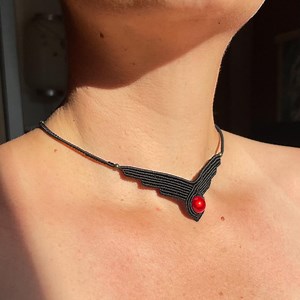 Collier en macramé | Collier noir avec perle en plastique rouge | Fabriqué à la main - Etsy France