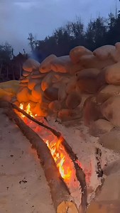 The reflector is a game changer, and should be taught across the board. This is how our students stay warm in freezing conditions with no sleeping gear. I can’t say enough about this technique. It is an essential method that is not emphasized enough at all. This is a lifesaver in cold conditions. I run one of the very few operations who takes students out in freezing conditions without sleeping gear. Use the link in bio and train with us online or in person. #survival #bushcraft #hiker #adventur