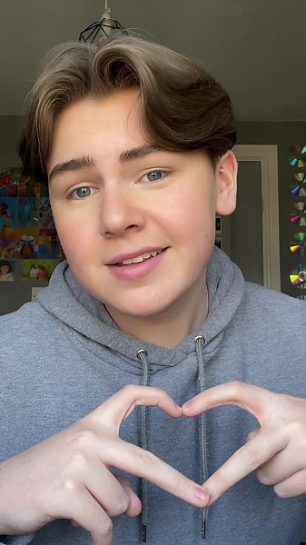 husband??🤭 #fyp #foryou #foryoupage #gay #bi #mlm #🏳️‍🌈 #lgbtq #heartstopper #heartstoppernetflix #nicknelson #kitconnor #aliceoseman #charliespring #joelocke #aesthetic #loml #kitconnorheartstopper