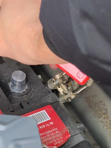 Confianza inmediata en cualquier situación. Este arrancador con compresor convierte un imprevisto en una pausa breve: reactiva la batería, ajusta la presión de tus neumáticos y te mantiene siempre en marcha sin depender de nadie. Compacto, potente y perfecto para llevar siempre en el coche. arrancador portátil coche, compresor aire integrado, emergencia carretera, batería baja, solución rápida #ArrancadorPortátil #CompresorIntegrado #EmergenciasViales #SoluciónRápida #CocheListo