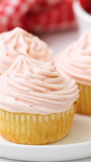 4.8K views · 34 reactions | This strawberry cream cheese frosting is...