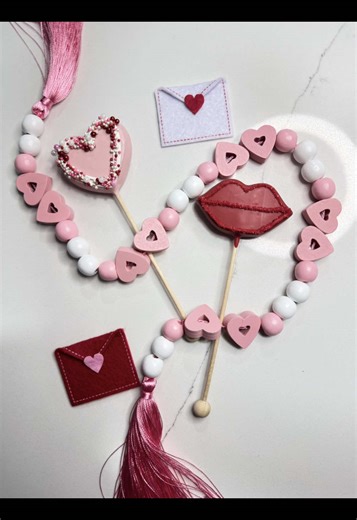 Love 💕 love 💕 love 💕 Vakentine’s Day cakepops still available ❤️ . . . #cakepops #valentinesday #vday #heart #lips