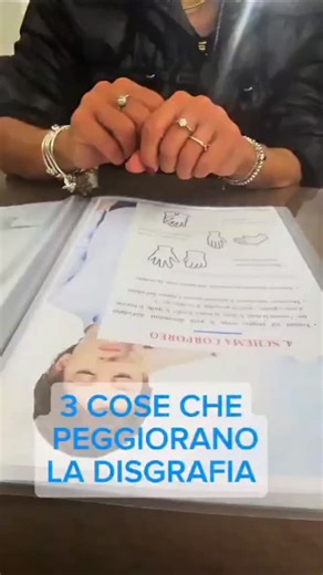 Francesca & Erika | strategie Disordini dell'età Evolutiva on Instagram: "⁉️Tre cose che vedo fare con le migliori intenzioni… ma che spesso peggiorano la disgrafia: ✏️ Uno: correggere ogni parola, ogni riga, ogni dettaglio. 📉 Risultato? Il bambino sente che “sbaglia sempre”… e la scrittura diventa ansia. 📄 Due: far riscrivere pagine intere “finché viene bene”. 💥 Risultato? Aumenta solo la fatica… e la frustrazione esplode. ⏱️ Tre: spingere sulla velocità “così si abitua”. ⚠️ Risultato? Se il