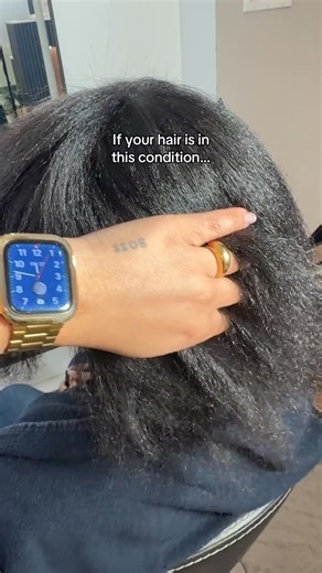 A silky, silk press starts with hydrated hair. ✨ Dry, dehydrated hair with split ends and excessive dryness cannot achieve a truly silky finish. Afro-textured hair naturally tends to be drier, which is why it requires consistent treatments, regular trims, and a proper hydration routine. Back-to-back braids without rest, lack of trims, and the absence of a consistent hair care routine weaken the hair over time. Deep hydration begins with proper cleansing, but maintaining healthy hair is a commitm