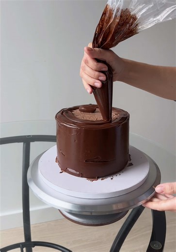 Master Cake Smoothing Techniques with This Turntable
