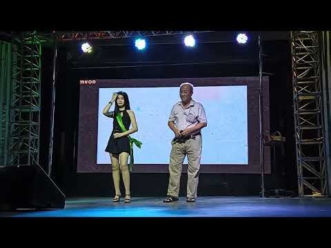 25/7/2026。皇后唐人街美食坊。演出歌手：lris小姐。观众 ：阿金先生。 演唱歌曲：华语歌曲。