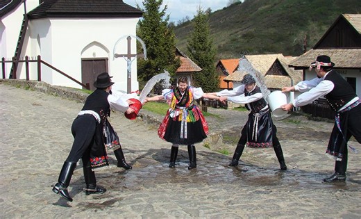 Hollókő Easter Festival 2026 – A Celebration of Tradition and Spring in Hungary - XpatLoop.com