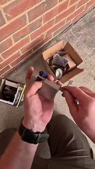 🔓 This guy already showed how to open a “high-security” padlock with just a strip from a drink can in a previous video.The lock company clapped back hard — they posted that he’s been fooling people for years, editing videos, and that they had a lawsuit against him because the lock was allegedly altered. He even shows their exact statement on screen.So he ordered a brand-new one straight from them, unboxed it live, cut the strip from a drink can right there, and popped the lock open in seconds —