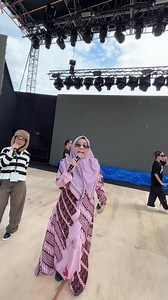 619K views · 4.4K reactions | lagu yang tak lapuk dek hujan, tak lekang dek panas! ✨Legendary masterpiece dari living legend Noraniza Idris, yang sentiasa mengangkat martabat irama tradisional Malaysia. Setuju tak lagu ni memang evergreen? Jom usha Konsert Countdown MeleTOP 2025 LIVE pada 31 Disember 2024, jam 10:00 malam di Astro Ria, serta strim di AstroGo & SOOKA! #KonsertCountdownMeleTOP2025 @MeleTOP #AstroGO #OnDemand. | MeleTop | Facebook