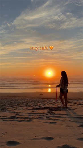 stay safe when flowing by the ocean 🌊 don’t let her make an example out of you #flow #flowarts #hulahoop #hulahooping #hulahooper