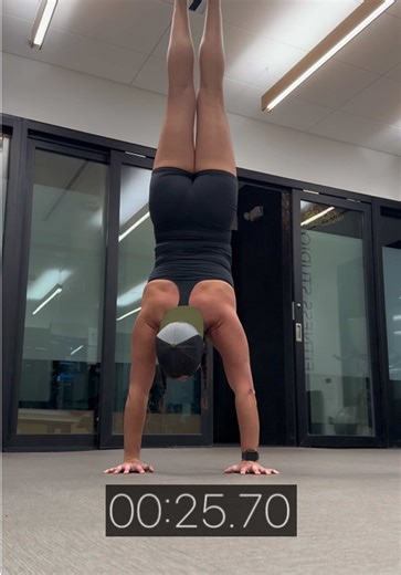 Who knew 3 seconds is a long time 🤭 #handstand