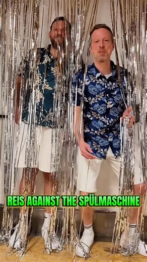 Grüne Soße Festival 💚 on Instagram: "🎶✈️ Urlaub fürs Zwerchfell – mitten auf dem Roßmarkt! Am 7. Mai | 20:00–22:30 heißt es: „Ab in den TOURLAUB!“ 🌴 Reis Against The Spülmachine bringen ihre legendäre Bühnenshow nach Frankfurt und verwandeln Welthits in brillant-lustige Song-Parodien mit absoluter Ohrwurm-Garantie. Von AC/DC bis Blümchen, von Ballade bis Rock – zweistimmig, interaktiv und mitreißend. ⭐ 5-Sterne-Unterhaltung. All Inclusive. Heute wird der Roßmarkt zum Wohlfühlort: imaginäre H