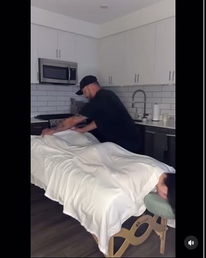 How I introduce my hands to the body. Send a dm and book a session #massage #massagetherapy #massagetherapist