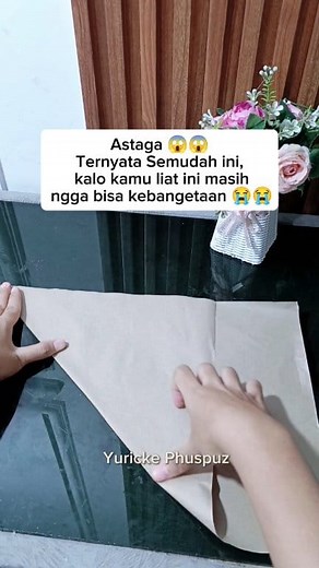 210K views · 1.4K reactions | cara membungkus nasi paling mudah tanpa karet dan hasilnya sangat bagus dan rapi  #fyp #FYI #Tipsandtrick #tutorial #tipsmudah #bungkusnasi #lifehack #reletionship #creative #kontenviral #fbppro | Yuricke Phuspuz | Facebook