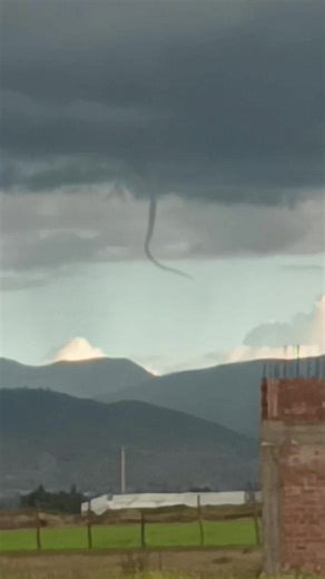 Extraño fenómeno de la serpiente en el cielo de Huancayo