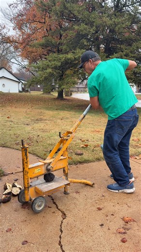 Cracking geodes with the Geodetine #breakingrocks #geodecracking #geodes #Kentuckygeodes | RockHunter Mark