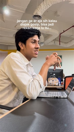 Semua Berkomunikasi | Abyan Ghaza on Instagram: "Pernah gak ngerasa spesial pas ada temen kantor yang ngajak lo ngobrol terus bilang, “Eh, lo tau gak sih si...”? Rasanya kayak lu dipercaya. Rasanya kayak bonding. Rasanya kalian satu frekuensi. Tapi stop dulu. Itu jebakan. Untuk entry level worker lu perlu tau, supaya ngga salah journey interaksi dan pertemanan lu di dunia kerja. Dalam psikologi, menurut Sigmund Freud sebagai Bapak Psikoanalis, dia menyebut bahwa perilaku ini sebagai PROJECTION (