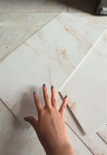 Azulejos súper fáciles de pegar y remodelar las paredes de tu casa ✨ #remodelacion #azulejos #hogar #casa #azulejosadhesivos