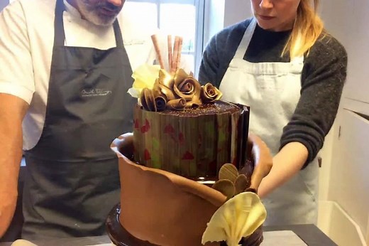 From basic cake decorating to French Entremets, take your skills to the next level with the UK's leading cake decorating, sugarcraft and baking school. Our courses are suitable for all skill levels. PLUS save 15% on all bookings with the code LEARN15. | Squires Kitchen School