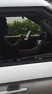 La distracción por uso del celular al conducir es la principal causa de siniestros viales en nuestro país. Tu atención debe estar 100% enfocada en la conducción, sin excepciones. Si es urgente atender una llamada o responder un mensaje, detente en un lugar seguro donde no obstruyas el tránsito vehicular y luego continúa tu trayecto. Nosotros seguimos realizando controles móviles para identificar y sancionar a los infractores de la normativa de tránsito.