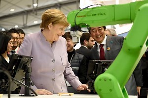 Zwei Regierungschefs, gemeinsame Begeisterung. Der japanische Premierminister Shinzō Abe und die Bundeskanzlerin Angela Merkel lassen sich beim CeBIT Rundgang vom kollaborativen FANUC Roboter CR-7iA Sushi servieren. Lassen auch Sie sich von unserer Technik begeistern und besuchen Sie uns noch bis Freitag auf der CeBIT in Halle 12 oder auf der Hannover Messe vom 24. – 28.04.2017 in der Halle 17. #Fanuc #Cebit #HannoverMesse | FANUC Deutschland