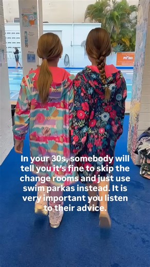 We get a few people asking, ‘What’s the big deal with open changerooms?’ If they work for your family, that’s awesome. No judgement at all. But for heaps of parents, they’re just not ideal. 🙅‍♀️ They’re packed 🙅‍♀️ They’re loud 🙅‍♀️ And everyone can see everything Plenty of kids and parents just don’t feel comfy getting changed in front of a crowd. That’s not being dramatic but a boundary. And it’s totally fair. If you’re nodding along, there is a better option. ✨ Swim parkas. Here’s the lowd
