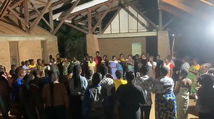 Mmodzi mwa ogwira ntchito ku Standard Bank a Agness Chipatala omwe ali limodzi ndi ogwira ntchito amnzawo ena kuti agone pa chipatala chachikulu cha Kasungu ati chaka chino pansi pa mwambo wa Mothers Fun Run, athandiza chipatala chaching'ono cha Bua ndi katundu wogwiritsa ntchito ya uchembere wandalama yokwana K30 million. Mkulu wa zaumoyo m'bomali Dr. Emmanuel Golombe wati thandizoli likafika lithandiza kupulumutsa miyoyo ya amayi omwe amamwalira nthawi yochira kaamba ka kusowa kwa zipangizo zi