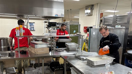 Volunteers deliver 3K  Thanksgiving Day meals to senior citizens