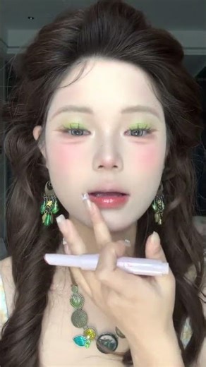 Revolutionize Dry & Thin Lips: Ultimate Lipstick Color Guide