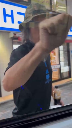 RT @okadaharumichi: 海外の皆様へ拡散して国際問題にしてください。保守の女性議員に変態行為してるのが日本一有名な暴力リベラル団体『SHIBAKITAI』のSnufkinです。日本では暴力リベラルが女性に近づき体液を飛ばしても逮捕されません。ht…