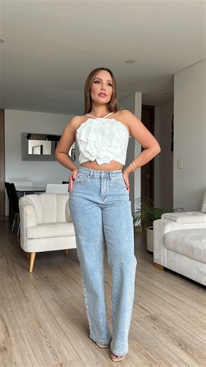 ROPA|MODA|MUJER on Instagram: "Este look es la definición perfecta de sofisticación moderna: femenino, fresco y con un toque de lujo sutil que eleva cualquier ocasión. Top blanco con diseño floral 3D • Silueta corta que estiliza y resalta la cintura • Aplicación floral en relieve que aporta textura y exclusividad • Tiras delicadas que equilibran elegancia y modernidad • Ideal para eventos de día, celebraciones especiales o planes chic de noche Jean azul claro con brillo sutil • Tiro alto que mol