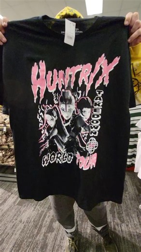 K-POP HUNTRIX DEMON HUNTERS BLACK GRAPHIC T-SHIRT $14 - TAKEDOWN WORLD TOUR - SCARE ROBBIE