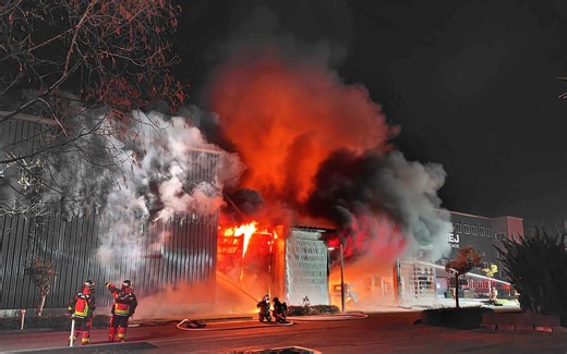 【動画あり】弥彦村の工場倉庫で火災　プラスチック製品など燃え、消し止めに12時間要す［焼失面積判明］ | 新潟日報