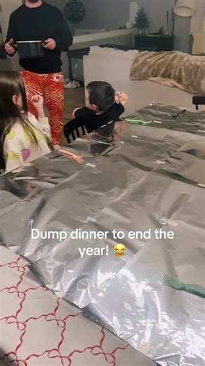 Fun way to have the last dinner of the year! All three kids had a different reaction. Oldest (type A) I think was stressed over the chaos asking if the tinfoil was clean 😂 Middle was still processing and youngest was all ready digging in 😋 #dumpdinner #newyearseve #familydinner #speghetti #makingmememories