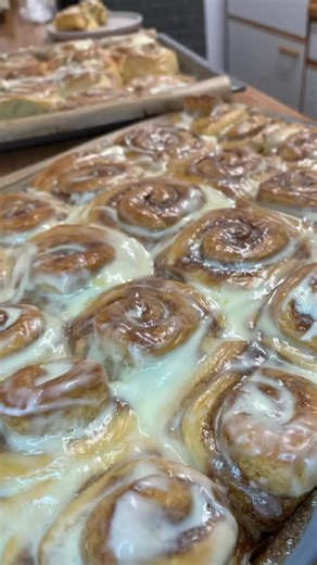 Shusha Ismailova on Instagram: "Синабонны 😍Türkçe/English - Опара : Молоко 200мл Дрожжи 7 г Сахар 1ст л Мука 1ст л - Ингредиенты: Яйца 2шт Сахар 100 г Соль 1ч л Масло 75гр Мука 600 -650гр Для начала к молоку добавить дрожжи одно столовую ложку сахара и муки. Перемешать и оставить на 20 минут. Затем к этой полученной массе добавить яйца,сахар, соль масло, и поэтапно ввести муку. Замесить тесто в конце добавить две столовые ложки растительного масла вымесить минуты 1-2 оставить на час-полтора. Ос