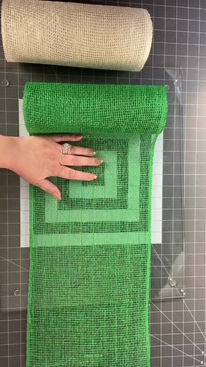 Learn how to make this scalloped petal here: https://youtu.be/6vlnJwm1edU #julieswreathboutique #wreathmaking #craftingismytherapy #craftingideas | Julie's Wreath Boutique