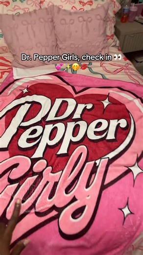 🥤 Cute Cartoon Dr Pepper Flannel Blanket – Soft, Warm & Seriously Comfy Get ready to snuggle in style! This playful Dr Pepper–themed flannel blanket brings together ultra-soft comfort, vibrant cartoon designs, and all the warm, fuzzy vibes you need—whether you’re chilling on the couch, working in the office, traveling, or gifting something fun for the holidays.🎉 | Marvelousee