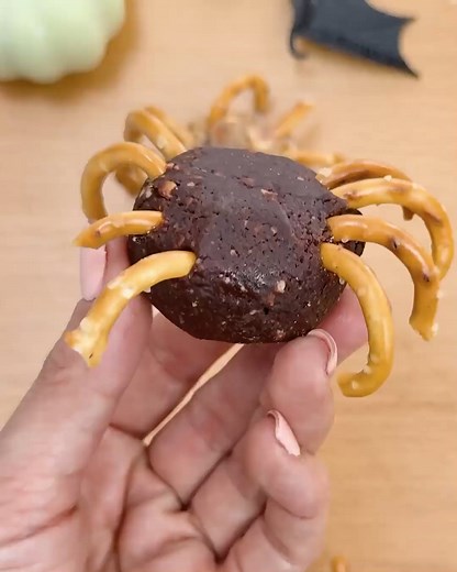 Ready to make some Halloween magic in the kitchen? ✨ Watch as @diaryofdespina creates all the ghoulish goodies, then transforms them into our frightfully fun Halloween snacks! Find these ingredients at Coles, Woolies and Aldi Read the full article here https://lake-haven-centre.visitlink.me/OE6VVb #LakeHavenCentre #HalloweenSnacks #FamilyFun #DIYHalloween #SpookyTreats | Lake Haven Centre