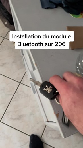 Montage d’un boîtier Bluetooth sur le poste dorigine de la 206. #206#peugeot #peugeot206 #music #bleutooth #voiture #reparations #207 #206hdibio974malbarprepa #tuning
