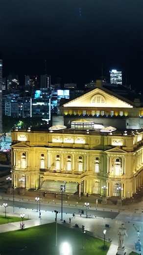 VISITAS GUIADAS 🎭 Las visitas guiadas se realizan de lunes a domingos de 10 a 16:45 horas, por los espacios más destacados del Teatro. Conseguí tus entradas online en teatrocolon.org.ar y en la boletería (Tucumán 1171). | Teatro Colón