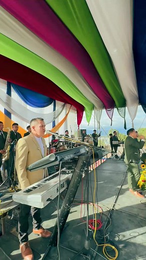 Junto alabamos al Dios todo poderoso 🙌🏻🔥 #bandaapocalipsis #40añosdandogloriaalpadre #tocandoelcieloconlamusica #bandaapocalipsis #40añosdandogloriaalpadre #bandaapocalipsis #bandaapocalipsis