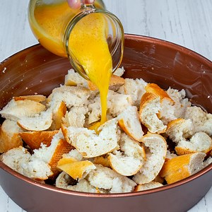 Ce-am facut din paine a uimit toata familia! Acum o cer zilnic Ingrediente: pâine - 350 g ouă - 4 buc lapte - 100 ml sare - 8 g piper negru - 5 g oregano - 5 g boia de ardei dulce - 5 g crenvurști - 300 g mozzarella - 200 g Dimensiunea tăvii 25 cm LA CUPTOR 180 °C/25 minute | Cookrate - Romania
