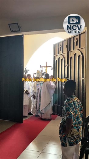 Pour le RP ALADE, c’ est un grand rêve qui ne s’ arrête pas ici. « C’ est une basilique qu’ on a construit » dit -il. @CATHO-FILS ⛪⛪ @RUCH TV 📡 @LESSENTIEL-Chaîne-Catholique @La jeunesse catholique Tg @IGOR DAKLUMEGAN @Catholiquetogo @LÉGENDE TV24 @roonymedia @Christian Ignacio @Cenccs Togo #notredamedelourdes #dédicace #eglise #basilique #lométogo228🇹🇬🇹🇬