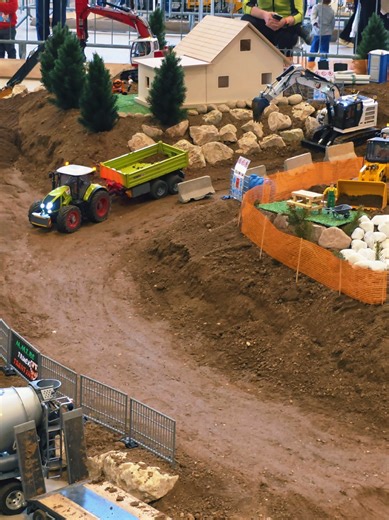 RC Excavators Hard at Work! 🚧 Moving Sand Like a Real Jobsite These RC excavators are busy moving sand across the mini construction site! Watch the machines dig, scoop, and load sand into the next vehicle to keep the workflow going. The teamwork between these detailed RC machines makes the whole jobsite look incredibly realistic. If you enjoy RC construction equipment, heavy machinery, and satisfying digging action, you’ll love this clip! #RCConstruction #RCExcavator #RCMachinery #RCTrucks #RCW