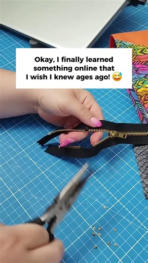 Metal zippers… love them, they make a bag look so high-end. But finding the right length and colour? Nightmare. In the past, I’d just sew over the extra teeth when my zipper was too long… and yep, broken needles   machine maintenance = not fun. The BEST thing I learned? You can actually shorten a metal zipper by removing the teeth you don’t need. No more broken needles, no more stress, just sleek, perfect zippers. Have you tried this trick yet? #SewingTips