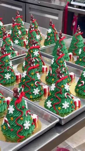 🤭 Snowflake Xmas Tree Cake🎄❄️ 🍫 ด้านในเป็นเค้ก Chocolate Pudding เข้มข้น! ✨ Size S (1 ปอนด์) ราคา 1,590.- ✨ Size Mini (0.3 ปอนด์) ราคา 650.- 📲 Grab / DM หรือแอด Line @therollingpinn #SnowflakeXmasTreeCake #Xmastreecake #xmas #Christmas #therollingpinn | The Rolling Pinn